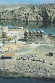 La ricostruzione del tempio di Iside ad Algikia; il rimontaggio è durato un anno e mezzo con una media di 3300 blocchi al mese. In un mese da primato furono assemblati 900 blocchi