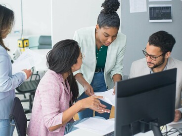E mesmo quando a rede funciona bem, há outros tipos de carências: acesso limitado a serviços de saúde especializados, falta de transportes públicos regulares e poucos espaços culturais ou de lazer. Para muitas famílias, especialmente com crianças, estas questões pesam tanto ou mais do que a qualidade de vida ou o custo da habitação