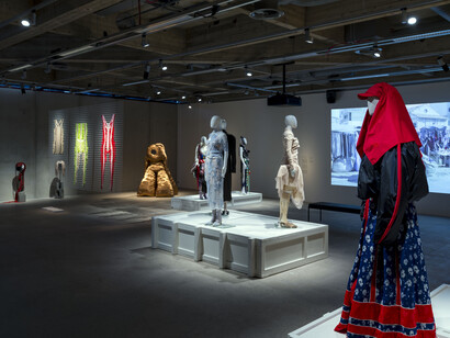 Social fabric, exhibition view. Courtesy of EMMA