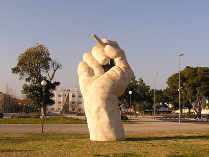 "Me sobra la voz  
muy dentro la llevo  
testigo y denuncia  
de quien pretenda robarla".
Dibujar el espacio. Campus Universidad de Alicante, España