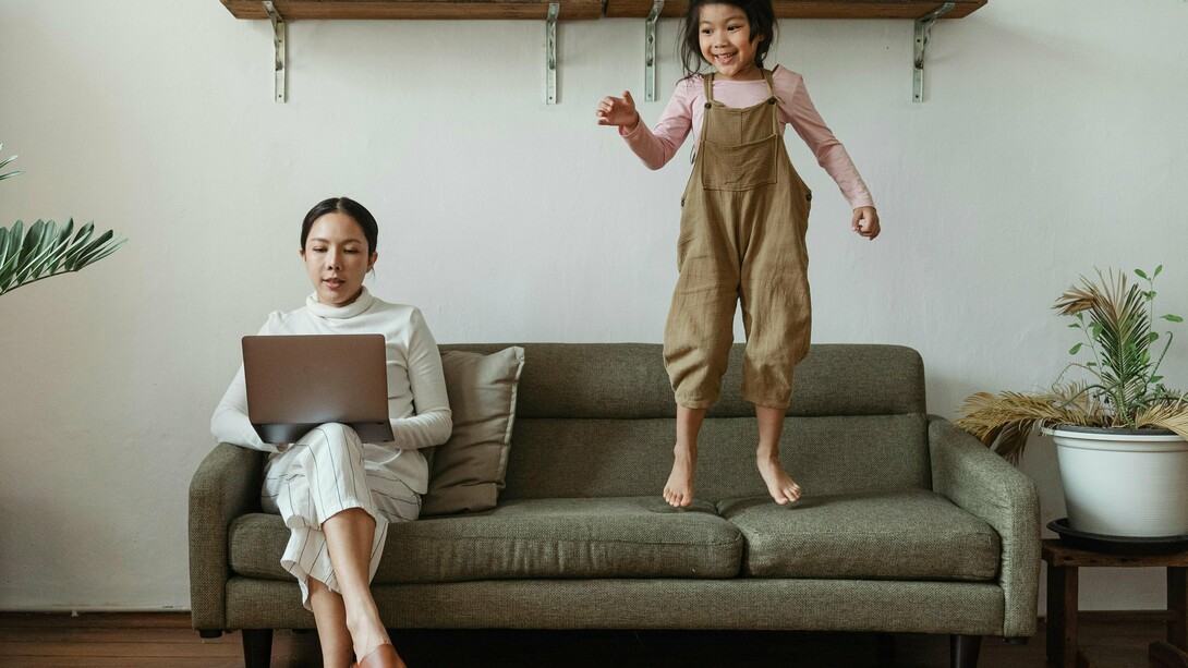 Mãe trabalha enquanto filha brinca a seu lado. Construir uma rede de apoio passa a ser requisito fundamental para que a adaptação ocorra, mas nem sempre essa é uma conquista fácil de se concretizar. Afinal, ao mudar de país a imigrante deixa mãe, tia, irmã, a melhor amiga e todas as demais amigas em seu país de origem. A imigrante está só. Está consigo e seu núcleo familiar (se assim o tiver)