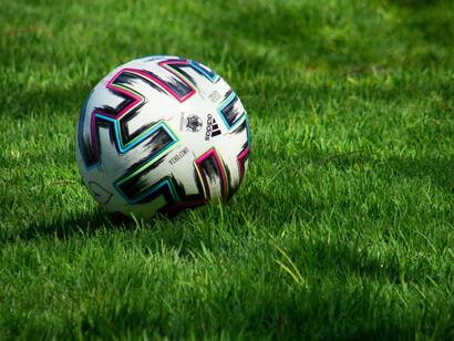 Sous les projecteurs de Montjuic, le ballon incarne à lui seul l’attente et la ferveur. Ici, chaque match ravive le lien entre un club, une ville et une mémoire collective encore bien vivante