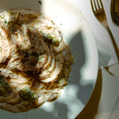 Mito: Pasta e pollo vanno benissimo insieme.
Realtà: Gli italiani non mettono mai il pollo nella pasta (tranne rare eccezioni regionali). È una combinazione considerata strana