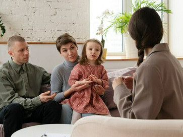 Parents and child in a therapy session, emphasizing the role of emotional support in alleviating children's stress