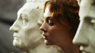 O toque certamente dá emoção, transforma a vista num sentimento completo e analisa a obra de perto. Mas apesar de dinâmicos, interativos, integradores e já pouco ou nada conservadores, ainda se trata de um local que exige respeito à arte e acima de tudo à cultura. Não nos referimos a brinquedos e, muito menos a lojas. Não são objetos de decoração. Não está ali por acaso, nem à espera de protagonismo. Está ali porque atravessou séculos, mares, guerras e desinteresses.  Ou está ali porque sim, porque tem uma mensagem.