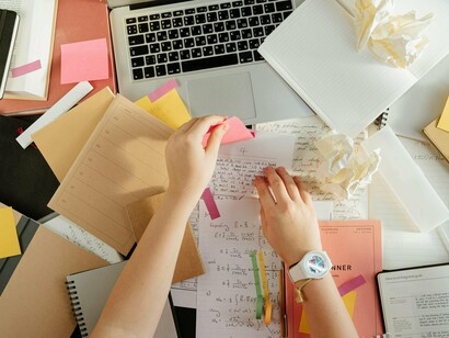 A temática mostra quais são os principais assuntos abordados e qual é a ideia central defendida pelo autor. Já a parte interpretativa corresponde à leitura crítica feita por quem escreve a resenha, relacionando a obra a outros contextos ou referências. A problematização é o momento de levantar questões, destacar limites e trazer comparações que enriquecem a reflexão. Por fim, a síntese pessoal fecha a resenha com a opinião do leitor, indicando as contribuições e relevância da obra de forma clara