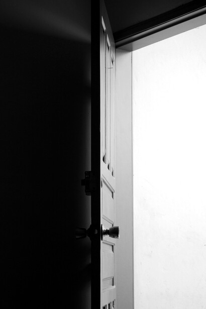 Un’eccezione nel buio. Dopo aver aperto diverse porte, finalmente una rimane accessibile. Oltre la soglia, solo oscurità  