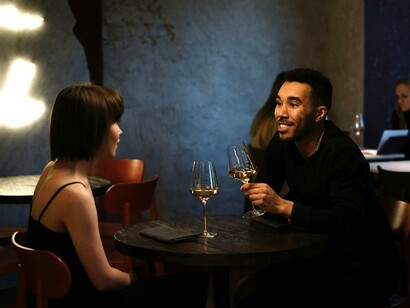 Trocar ideia virou arte perdida. Inteligência virou fetiche. Frases com coesão, conteúdo e senso de humor são vistas como afrodisíaco. A superficialidade é tanta que conseguir sustentar um diálogo por mais de 10 mensagens já te coloca no topo da cadeia evolutiva dos apps 