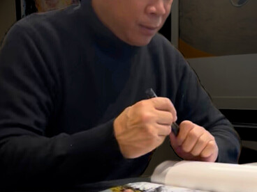 Entre lignes nerveuses et silences habités, l’œuvre de Hom Nguyen rappelle que l’art peut transformer les blessures en force lumineuse