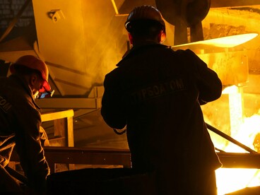 Pense, por exemplo, em uma empresa de tecnologia que vale bilhões de dólares, mas não produz um único bem físico. Sua riqueza está em sua propriedade intelectual, em seus algoritmos e em sua capacidade de influenciar o mercado. Mas o que aconteceria se a infraestrutura que a sustenta, a energia que a alimenta e os bens de consumo que seus funcionários usam, não existissem mais? A riqueza financeira, nesse cenário, se desintegra