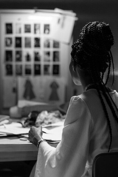 La arquitectura modular de Creative Commons, basada en las cláusulas BY, SA, NC y ND, ofrece distintos niveles de permisividad que se adaptan a objetivos legales, económicos y creativos diversos