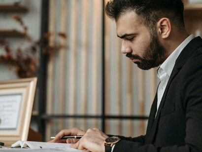 A judicialização, portanto, deve ser vista como um sinal de alerta — um reflexo da falta de respostas eficazes dentro do próprio sistema de saúde. Enquanto o país não conseguir oferecer um atendimento digno, rápido e eficiente a todos os brasileiros, a tendência é que o Judiciário continue sendo a porta de entrada para muitos cidadãos em busca de um direito básico: o direito à vida e à saúde