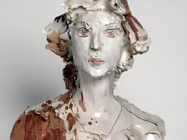 Lucio Fontana, "Ritratto di Esa", dettaglio, 1953, esposto alla mostra "Manu-Facture: The Ceramics of Lucio Fontana" (da collezione privata), presso Peggy Guggenheim Collection, Venezia, Italia