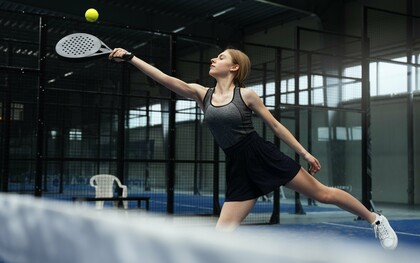 Une joueuse de padel au milieu d'un match
