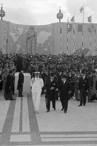 Inauguração da Exposição do Mundo Português (Lisboa, 23 junho 1940). No fundo duas grandes esferas armilares no topo do Pavilhão dos Portugueses no Mundo. Fotografia Estúdio Horácio Novais, coleção Biblioteca de Arte da Fundação Calouste Gulbenkian, Lisboa

 