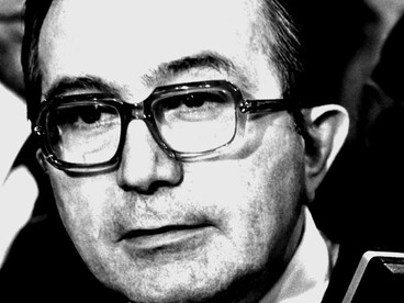 Figura centrale della Democrazia Cristiana, Andreotti fu noto per il suo stile riservato, la battuta tagliente e una fitta rete di relazioni politiche e istituzionali