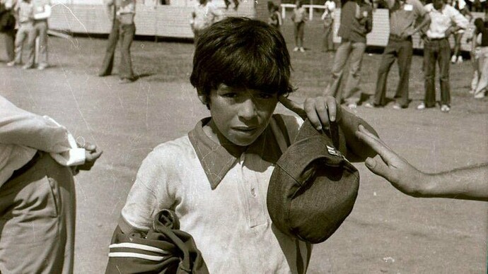 Diego Armando Maradona participando junto a "los Cebollitas" de los torneos Evita de 1973