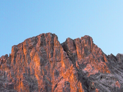 Sous l’ombre immobile du Licancabur dans la Vallée de la Lune au Chili, la complexité se fait silence : une architecture de roche et de temps, que nul esprit ne peut vraiment contenir