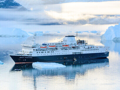 Au large de Qeqertarsuaq, dans le fjord de Karrat au Groenland, le tourisme polaire croise déjà les routes d’un Arctique devenu stratégique : derrière les paysages vierges se profile la recomposition géopolitique des marges du monde