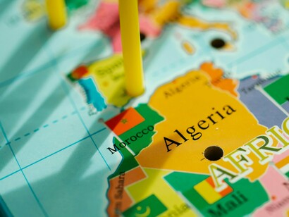 Recorte de mapa da África. A separação de poderes em algumas partes de África continua e continuará a ser um tema de debate, os partidos libertadores vem de uma linha de pensamento segundo a qual a partilha de poder significa perder a autoridade e poder, o tempo e a evolução não foi suficiente para estes lideres entenderem  que a partilha e a separação de poderes contribuem para a transparência de todos os processos sociais e políticos do país