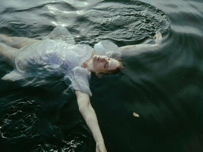 No mundo moderno, o silêncio precisa ser procurado com intenção. Ele não surge espontaneamente, principalmente quando estamos conectados 24 horas por dia. Por isso, criar microespaços de quietude se tornou uma habilidade valiosa



