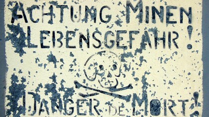 L’umanità avanza su un campo minato dove ogni passo incerto rischia di far esplodere nuove guerre, nuove fratture, nuove ombre