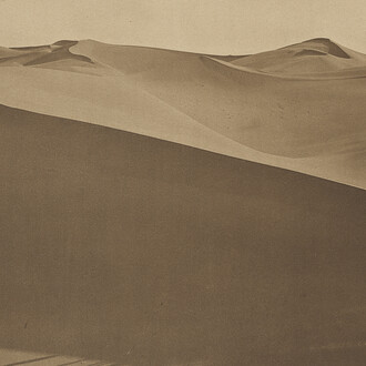 Lehnert & Landrock, ​Sans titre, identifié comme « Dans le désert », 1904-1914. Courtesy of Photo Elysée © Lehnert & Landrock, Edouard Lambelet et Photo Elysée