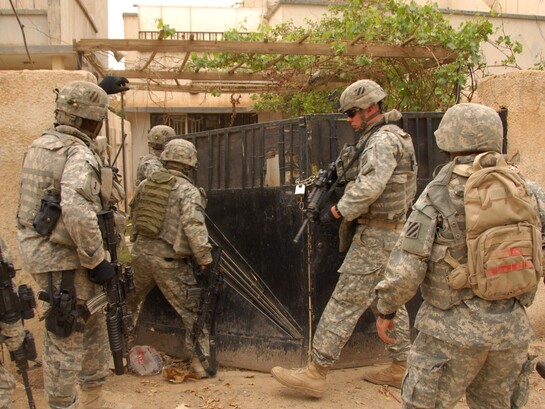 "Iraqi Freedom". Soldati dell'esercito statunitense entrano in una casa abbandonata alla ricerca di possibili armi o altri materiali illegali durante una pattuglia a Haidraq, Iraq, il 6 aprile 2008
