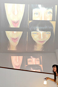 María Estévez (autora) como anfitriona de “Desiertos: Un viaje de perspectivas”, noviembre de 2024, Casa Curutchet, La Plata, Buenos Aires, Argentina. Fotografía de Sofía Rodriguez Laguens y Mario Retik