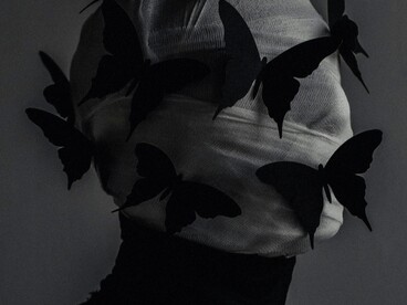 Fondato ufficialmente con il Manifesto del Surrealismo di André Breton nel 1924, il movimento ha avuto radici nel Dadaismo e nella psicoanalisi freudiana