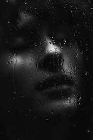 O quarto era pequeno, abafado, mas não era isso que apertava seu peito. Era algo maior, algo sem nome, que se enrolava ao redor de seu corpo como uma serpente paciente