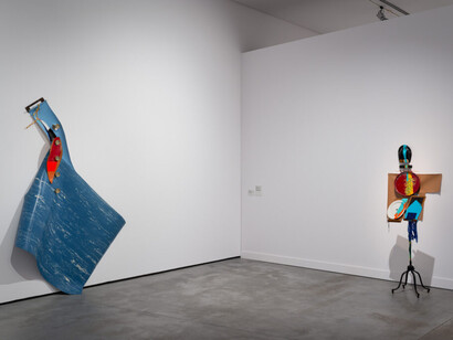 Jessica Stockholder, Puntos cardinales, vista de exhibición. Cortesía del Es Baluard Museu d'Art Contemporani de Palma