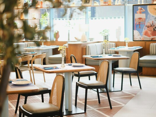 Cocinar no es solo un acto culinario, sino una práctica inmersa en un entramado de factores políticos, económicos, sociales, tecnológicos, ecológicos y legales que moldean cada plato que llega a la mesa