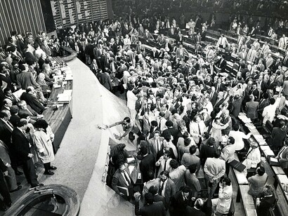 Sessão final da Assembleia Constiruinte. Brasil, 1988. No Brasil, adotou-se o sistema romano-germânico, em que a legislação está toda codificada, sendo como fonte principal de direito a lei escrita, decorrente do processo legislativo