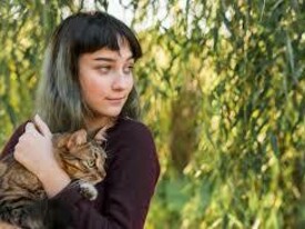 A Lucía, una joven del barrio, la veía todos los días controlando una colonia de gatos urbanos cercana; luego supe que se había implicado en el cuidado de varios más, llevando comida y atención a cada uno