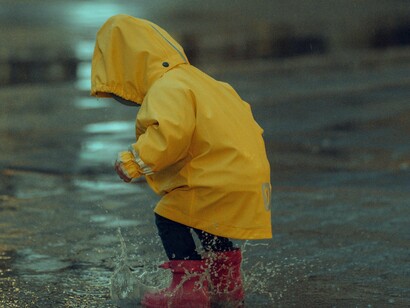 Lembro também das férias tão esperadas no interior, na casa dos meus avós. Eu passava uns dois meses direto lá, descalça andando pela cidade de nem cinco mil habitantes tendo vivências com os meus primos que só nós sabemos o que está nas nossas memórias e nos nossos corações