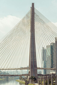 Dirigir pelas marginais de São Paulo durante o horário de pico é uma verdadeira prova de paciência e habilidade. Com congestionamentos, motociclistas impacientes e trânsito caótico, a experiência exige atenção redobrada e autocontrole para lidar com os desafios diários. Ponte Octávio Frias de Oliveira é uma ponte estaiada localizada na cidade de São Paulo, estado de São Paulo, Brasil