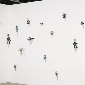 AM CB. Annette Messager y Christian Boltanski, vista de exhibición. Cortesía del Centre Pompidou Málaga