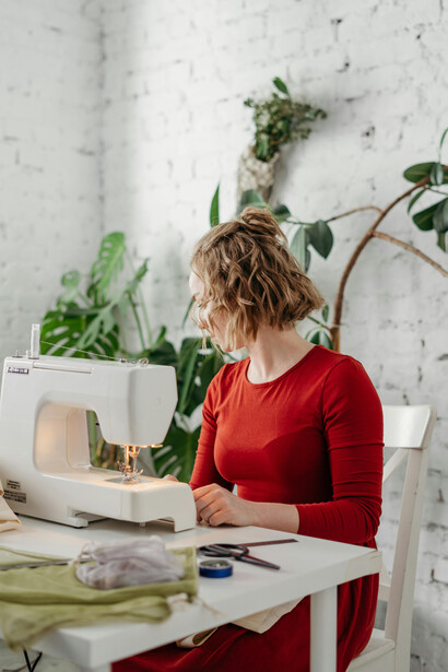 Elegir prendas atemporales, comprar con criterio y resistir las tendencias efímeras desacelera el ciclo de compra y descarte impuesto por la industria