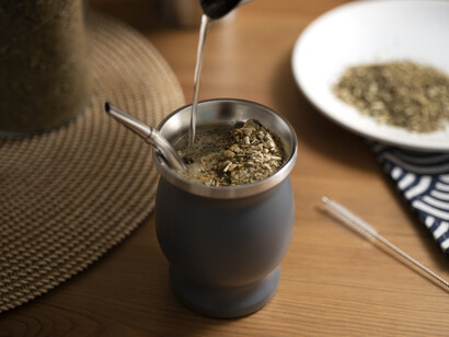 La yerba mate es un energizante natural. Gracias a su porcentaje de cafeína (también llamada “mateína”), aumenta la estimulación y la concentración. Mate de alpaca y bombilla de plata, Argentina