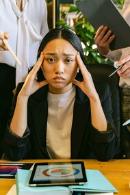 De acordo com alguns sites de busca, ergofobia é o nome que se dá ao medo irracional do trabalho, e se enquadra no grupo de fobias específicas dos transtornos de ansiedade. Ela se manifesta por meio de estímulos fóbicos que são situações, lugares ou objetos que nos remetem ao ambiente de trabalho. Como resultado, pessoas que sofrem desta fobia acabam ficando em casa devido ao sofrimento e angústia que sentem