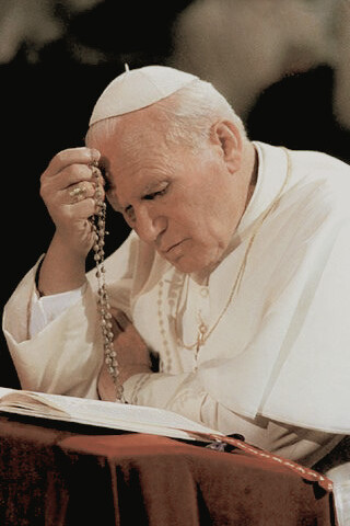La devoción mariana de Juan Pablo II se reflejó en su lema “Totus tuus” y en la incorporación de los misterios luminosos al rosario