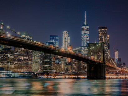 Vista noturna de Manhattan, Nova Iorque, Estados Unidos. O que começou como uma pequena obsessão pessoal rapidamente se tornou um projeto artístico contínuo, chamando a atenção de designers, arquitetos, ilustradores e amantes da arte ao redor do mundo. Afinal, em meio a uma cidade onde tudo parece correr em ritmo acelerado, parar para observar uma janela é quase um ato de rebeldia poética