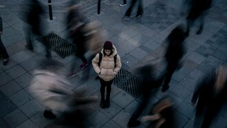 Muitas podem ser as causas de uma urticária. E, dado que quem vos escreve não é médica, não se pretende, neste texto, elucidar suas razões, tampouco seus tratamentos. Quer-se, aqui, estimular uma reflexão sobre arte do diálogo. Aquele, que como o próprio nome deixa claro, requere duas pessoas, no mínimo, que se escutem e se expressem. Não há diálogo onde apenas uma das partes fale. Isso é denominado monólogo. Neste, um, fala; os outros escutam