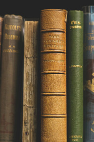 Livros. Em 26 de março de 1487 foi impresso o primeiro livro em Portugal, o Pentateuco, em hebraico