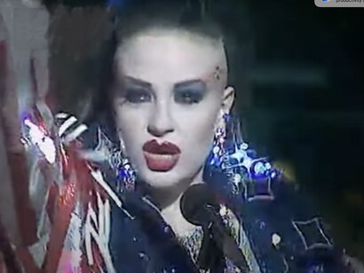 Alaska y Dinarama, "A quién le importa", 1986. Alaska, aparte de ser un icono en su época, es una artista que desde luego se aseguró de dejar su pintoresca huella en la historia de la música en español