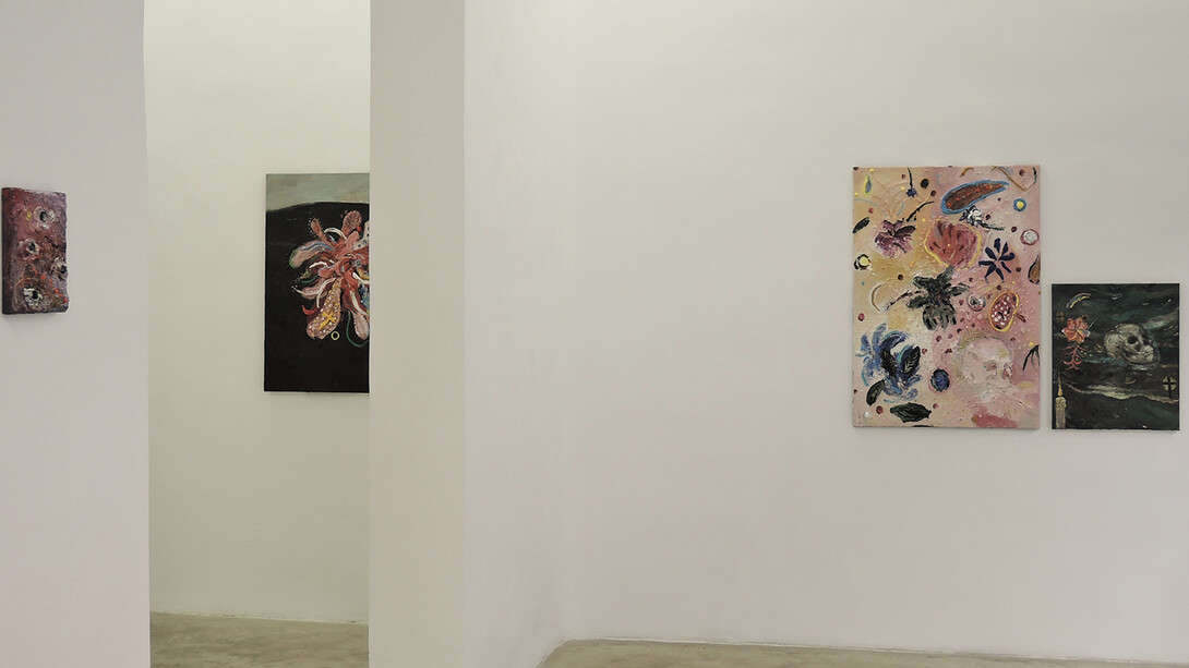 José Luis Valverde, En la cruz me coso yo, vista de exhibición. Cortesía de la Galería Silvestre