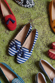 Charles Philip Pozzi realizza slippers utilizzando i tessuti a righe delle camicie italiane 