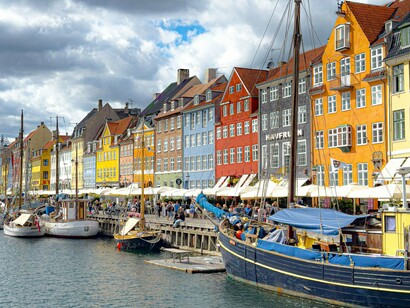 Verão em Copenhagen, na Dinamarca. No dia 21 de junho, data oficial da temporada. As ruas já vibram na espera da estação, aqui no Porto o que marca oficialmente a temporada é a noite de São João, cuja festa dura a noite inteira e todos entram numa harmonia como numa noite de ano novo. Pra mim, o verão é aquele momento em que o sol e calor se torna a minha direção de recarregar de energia pessoal