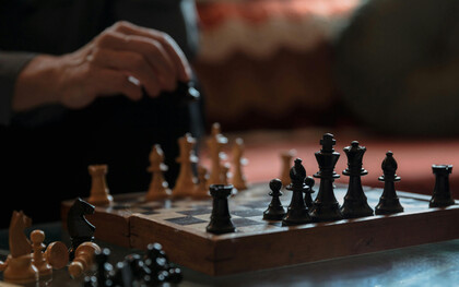 El ajedrez es un juego milenario que combina historia, estrategia y beneficios mentales, trascendiendo generaciones y fronteras